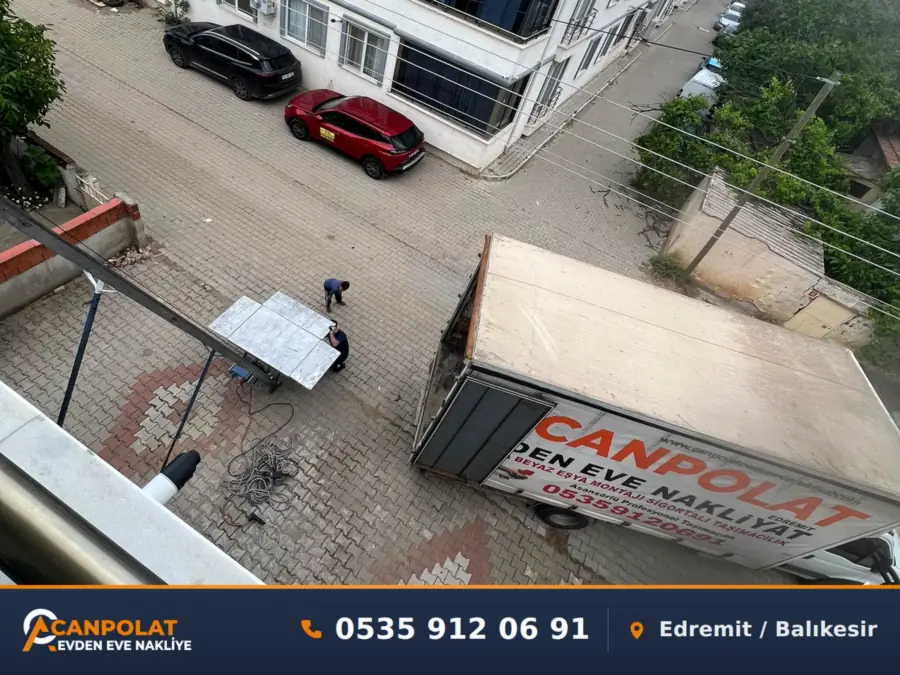 Apartman önünde eşya yüklemesi yapan Canpolat Nakliyat ekibinin üst kattan görünümü