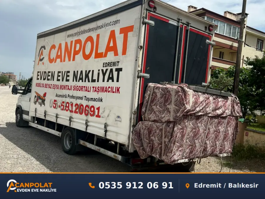Koruyucu kılıfa alınmış eşyaların Canpolat Nakliyat kamyonuna yüklenmesi