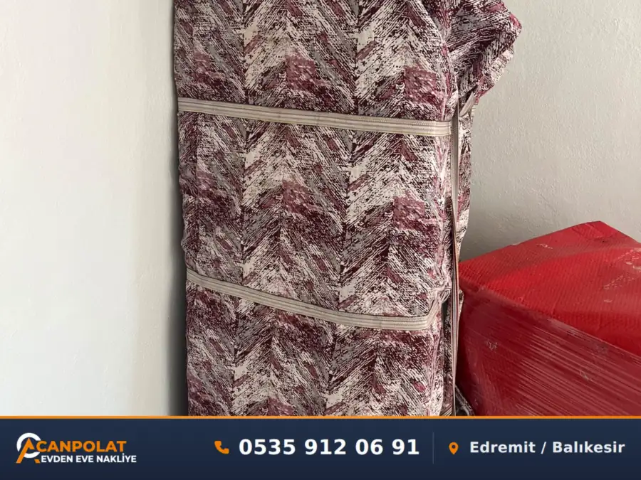 Koltuğun koruyucu kılıfla sarılıp dik konumda taşımaya hazır bekletilmesi