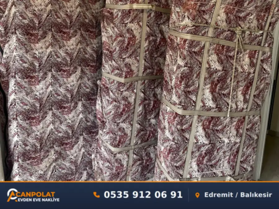 Kılıflanan mobilyaların kuşaklarla sabitlenerek taşımaya hazırlanması
