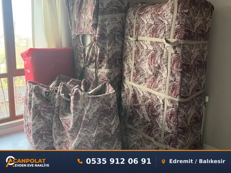 Paketlenip odada toplanmış eşyaların taşımaya hazır hâli