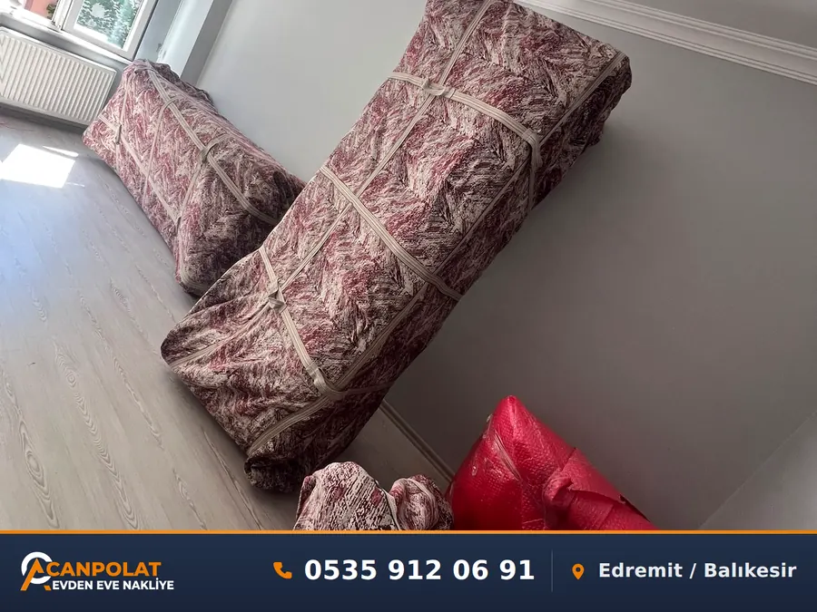Salon koltuk takımının koruyucu kılıflarla paketlenerek taşımaya hazırlanması