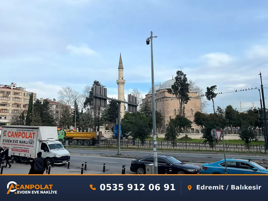 Şehirler arası taşıma için İstanbul'da görev başındaki Canpolat Nakliyat kamyonu