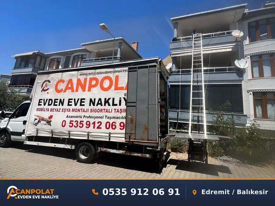 Yüksek kata taşıma için binaya kurulan merdiven ve hazır bekleyen nakliyat kamyonu
